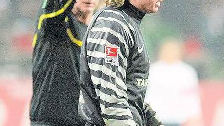Wiese vom Feld. Schiedsrichter Torsten Kinhöfer zeigt Bremens Torhüter die Rote Karte. Kinhöfer wurde von den Bremern anschließend stark kritisiert. Foto: AP