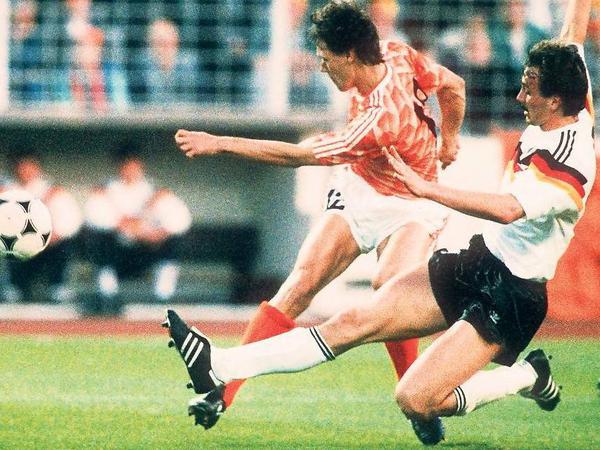 Ein Tick zu spät. Jürgen Kohler (r.) gegen Marco van Basten – das war das entscheidende Duell im Halbfinale 1988. Es endete mit einem Elfmeter und einem Tor für den Holländer.