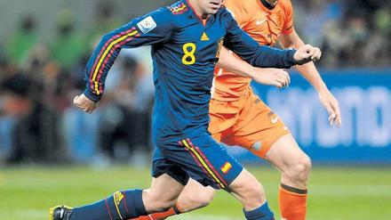 Der Taktgeber. Mittelfeldspieler Xavi (links) ist die zentrale Figur in der spanischen Fußballkunst. Der Routinier vom FC Barcelona gibt auch in der Nationalmannschaft den Rhythmus vor. Xavi hätte es verdient, in Kürze zum Weltfußballer 2011 gewählt zu werden.