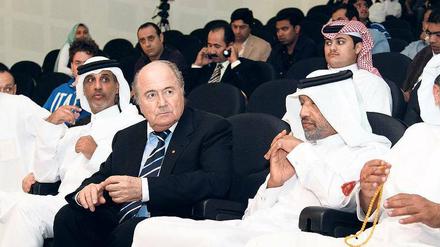 Zu Gast bei Freunden? Fifa-Boss Joseph Blatter, hier bei einem Besuch in Katar 2008, behauptet neuerdings, Deutsche hätten die Vergabe der WM zugunsten der Scheichs manipuliert. Foto: AFP