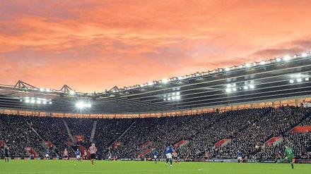 Im Süden geht die Sonne auf. Das St.-Mary’s-Stadion in Southampton hat in dieser Saison schon einige starke Spiele der Heimmannschaft (in Rot-Weiß) gesehen. 