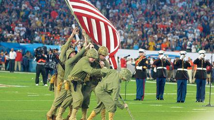 Pompöse Show. Beim Super Bowl 2007 wurde das berühmte Foto der Eroberung von Iwojima durch US-Soldaten nachgestellt. 