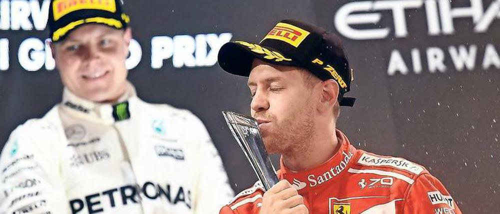 Küsschen für den Cup. Formel-1-Pilot Sebastian Vettel feierte im dritten Jahr bei Ferrari fünf Siege. Für den Gewinn der Weltmeisterschaft war dies aber zu wenig. Mercedes-Pilot Valtteri Bottas gewann gestern das Rennen. Foto: Andrej Isakovic/AFP