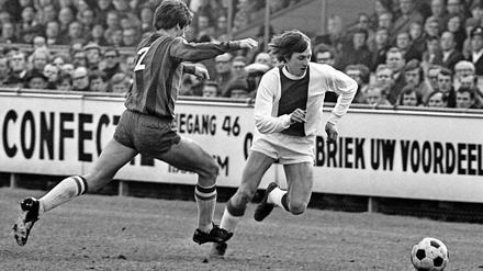 König in Aktion. Cruyff (r.) in einem Ligaspiel gegen Haarlem. 