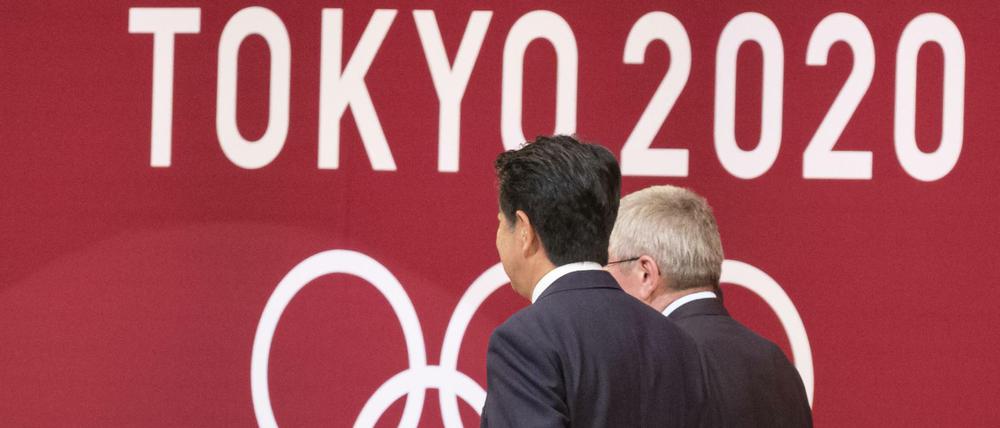 Wir sehen uns in einem Jahr. Der Präsident des Internationalen Olympischen Komitees (IOC), Thomas Bach (r), und der japanische Premierminister Shinzo Abe.