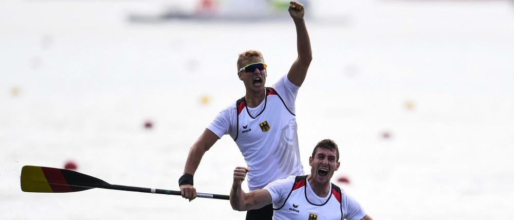 Sebastian Brendel (vorne) und Jan Vandrey bejubeln ihren Olympiasieg.