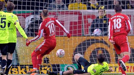 Auch das noch: Arjen Robben macht das 4:0 für die Bayern.