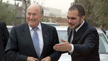 Fifa-Präsident Joseph Blatter (l.) und sein Herausforderer Prinz Ali bin Al-Hussein.