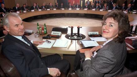 DDR-Ministerpräsident Hans Modrow und DDR-Wirtschaftsministerin Christa Luft am runden Tisch im Bonner Kanzleramt. Die Vertreter der beiden deutschen Staaten sowie der vier Siegermächte kamen am 13. Februar 1990 in Bonn zu einer ersten Konferenz über den deutschen Einigungsprozess zusammen. 