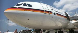 Das Regierungsflugzeug „Konrad Adenauer“ steht auf dem Flughafen von Nusa Dua.