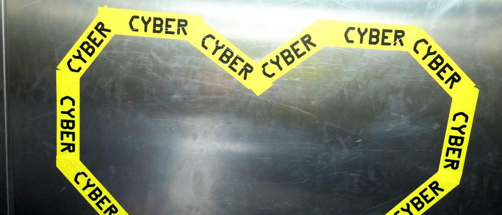 Eine Herz aus Klebeband mit der Aufschrift Cyber auf einem Hackathon.