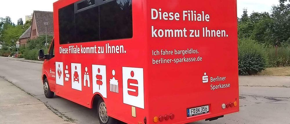 Weil sich auch in manchen Ecken von Berlin die Bankfiliale nicht mehr rechnet, setzt die Sparkasse jetzt einen Bus ein.