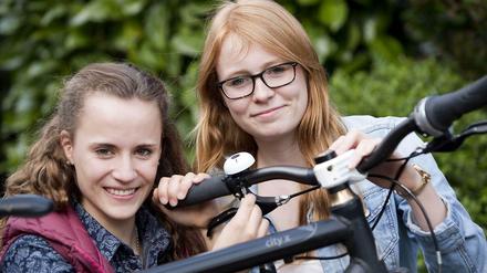 Alina Räther und Mareike Töbeck aus Kiel überzeugten mit ihrem Test von Fahrradklingeln die Jury.