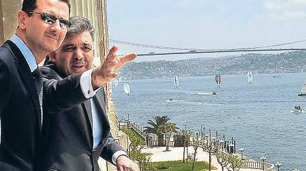 Syriens Präsident Baschar al Assad lässt sich vom türkischen Präsident Abdullah Gül den Bosporus zeigen. Zusammen mit Jordanien und dem Libanon streben sie eine Nahost-Union ähnlich der Europäischen Union an. 