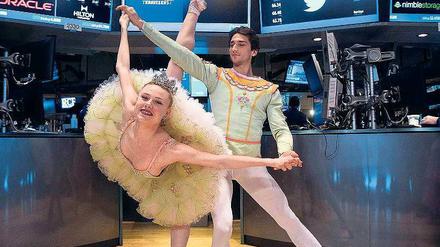 Beschwingt. Am 24. Dezember gaben Tänzer der New Yorker Produktion „Der Nussknacker“ ein Gastspiel auf dem Parkett der Wall Street. Wenige Tage später feierten Händler das Ende eines sehr erfolgreichen Börsenjahres. Foto: Reuters