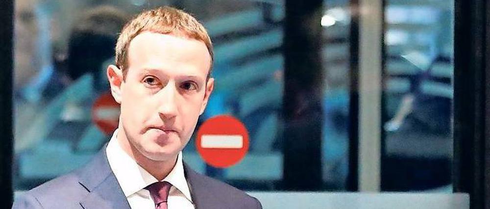 Glimpflich davongekommen. Facebook-Chef Zuckerberg auf dem Weg zur Anhörung des EU-Parlaments vorige Woche. Auch dort gab es kaum neue Antworten. 