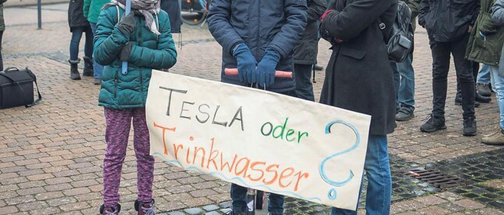 Aufgefahren. Der Protest gegen die Tesla-Ansiedlung hält an. Auch am Wochenende gingen in Grünheide wieder Demonstranten auf die Straße.