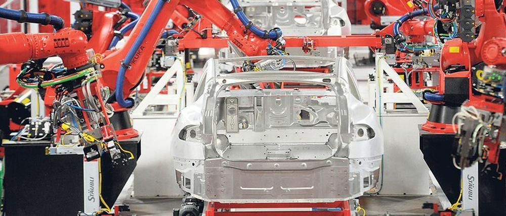 Roboter müssen nicht schlafen. In der kalifornischen Tesla-Fabrik sind viele Teile der Produktion automatisiert. 