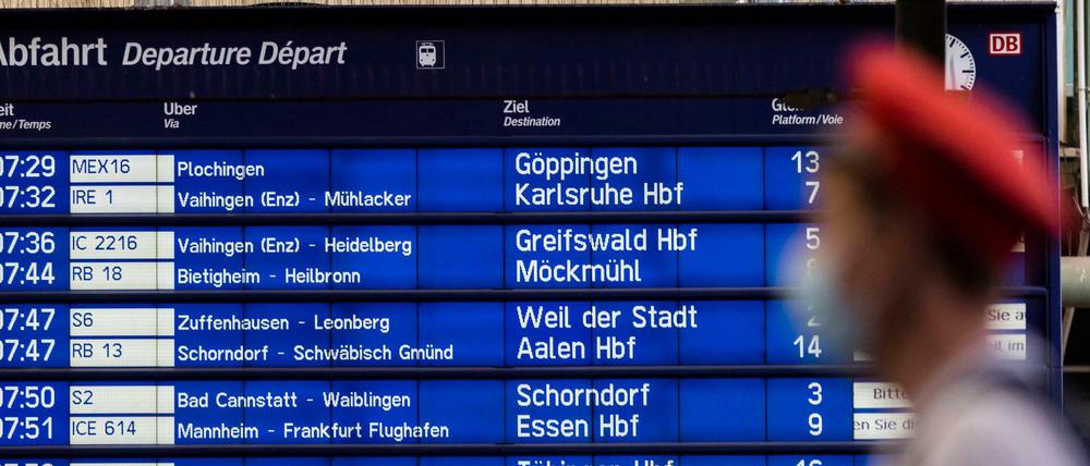 Anzeigetafel im Stuttgarter Hauptbahnhof beim Streik am 23. August 2021