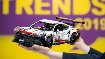 Ein Model des Porsche 911 RSR von Lego Technic ist während der Neuheitenschau der Spielwarenmesse ausgestellt.
