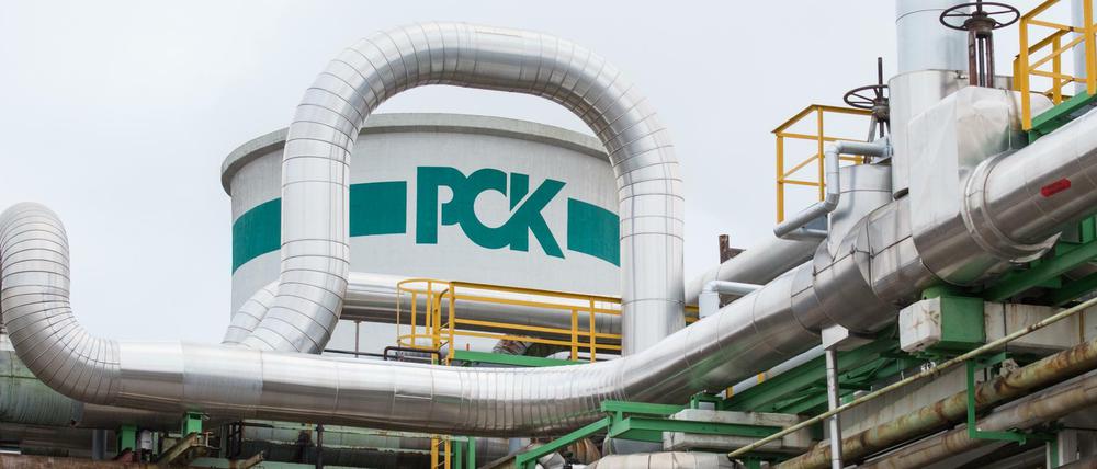 Das Logo der PCK Raffinerie GmbH in Schwedt (Brandenburg) an einem Kühlturm auf dem Firmengelände.