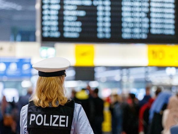 Im Einsatz: An deutschen Flughäfen soll die Bundespolizei die Einhaltung der 3G-Regel kontrollieren.