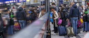 Zahlreiche Reisende steigen am Hauptbahnhof Berlin in einen ICE-Zug der Deutschen Bahn (Symbolbild).