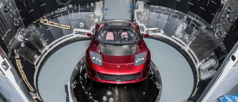 Ein Tesla wird 2017 für den Start in einer Rakete des Unternehmens SpaceX vorbereitet. 