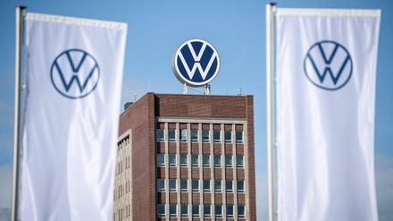 Das Verwaltungshochhaus von Volkswagen in Wolfsburg. Die Führungsspitze ist wegen Marktmanipulation angeklagt.
