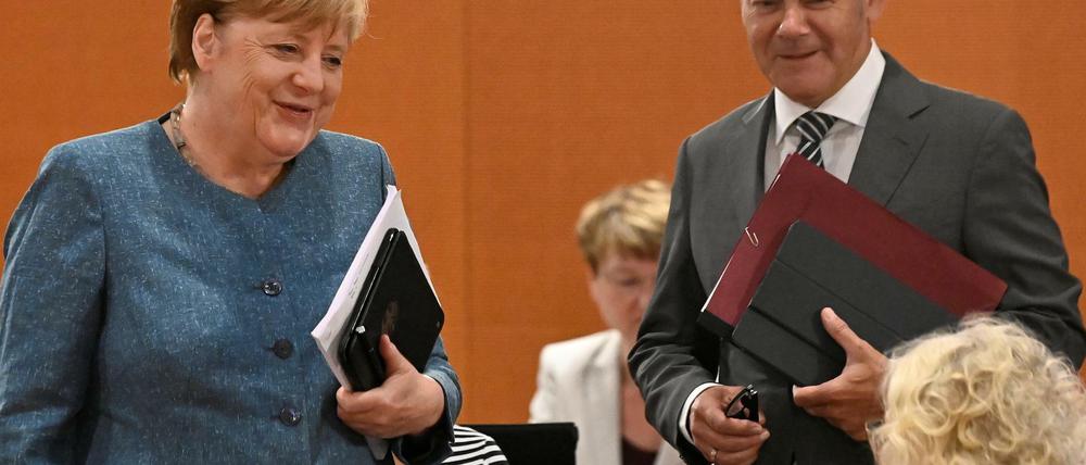Wieder eine Corona-Hilfe beschlossen: Kanzlerin Angela Merkel (l.) und Finanzminister Olaf Scholz im Gespräch mit Justizministerin Christine Lambrecht (vorne). 