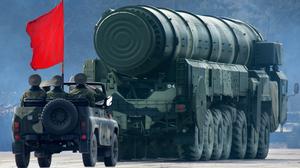Eine mobile Startrampe für die atomwaffenfähige Interkontinentalrakete Topol-M wird bei einer Militärparade in Alabino (Russland) präsentiert (Archivfoto vom 24.04.2009). 