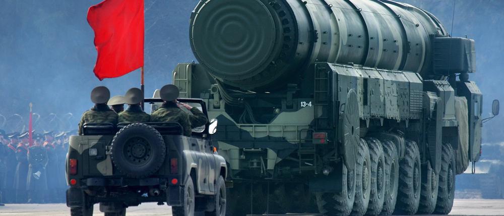 Eine mobile Startrampe für die atomwaffenfähige Interkontinentalrakete Topol-M wird bei einer Militärparade in Alabino (Russland) präsentiert (Archivfoto vom 24.04.2009). 