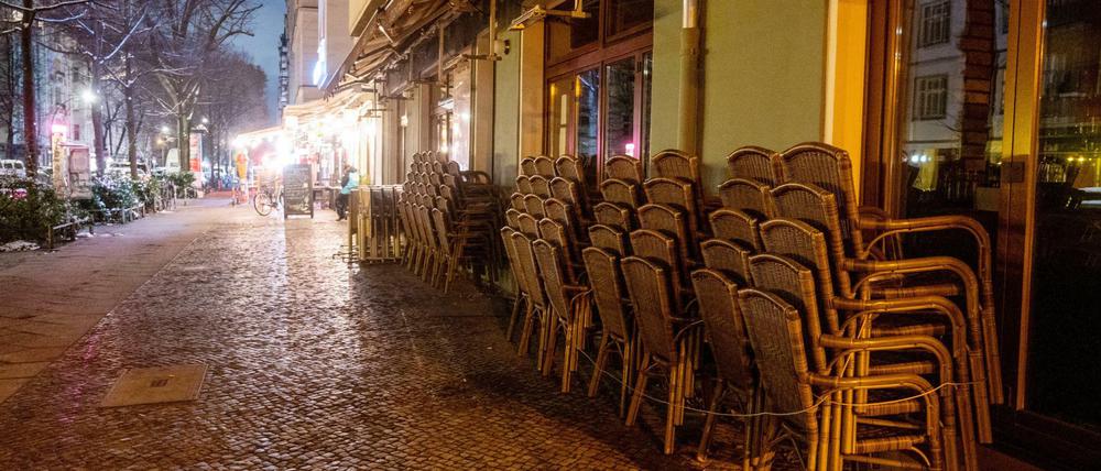 Stühlestapel vor einem geschlossenen Restaurant im Berliner Stadtteil Friedrichshain