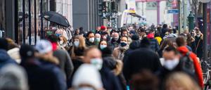 Zahlreiche Menschen mit Mund-Nasen-Schutz sind auf der Tauentzienstraße in Berlin unterwegs (Symbolbild).