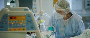 Ein medizinische Mitarbeiterin behandelt in einem Krankenhaus in Brasilien einen Covid-19-Patienten auf der Intensivstation.
