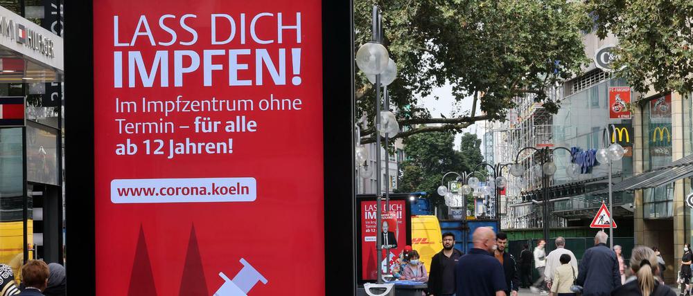 Ein Werbedisplay in der Fußgängerzone von Köln.