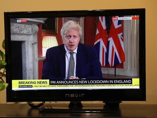 Boris Johnson ist auf einem Fernseher zu sehen.