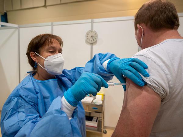 Probelauf: Eine Arzthelferin in Trier simuliert die Impfung.