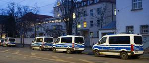 Einsatzfahrzeuge der Polizei stehen vor dem Gelände der Psychiatrie der Uniklinik Leipzig.