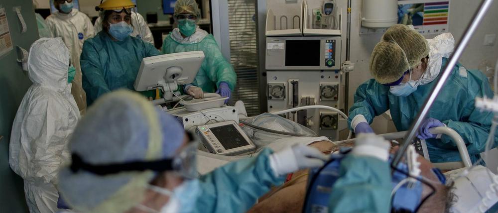 Überfüllte Kliniken, überlastete Intensivstationen (wie hier im spanischen San Sebastián De Los Reyes) - Patienten mit herzinfarktsymptomen scheuen offenbar derzeit den Gang in die Klinik, was langfristig Folgen haben könnte, befürchten Mediziner. 