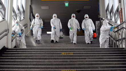 Schutz vor dem Virus: Eine U-Bahn-Desinfektion in Seoul.