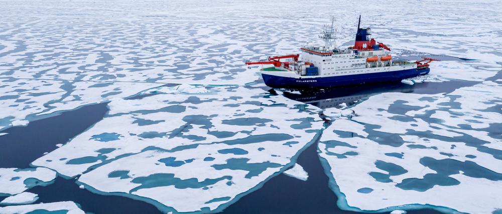 Das Forschungsschiff Polarstern ist inmitten von tauenden Eisschollen zu sehen.