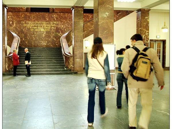Studierende gehen durch das Foyer der Humboldt-Universität.