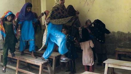 Freies Spiel. Verwaiste Schüler in einem Klassenraum in Chancher Redhar. Foto: AFP