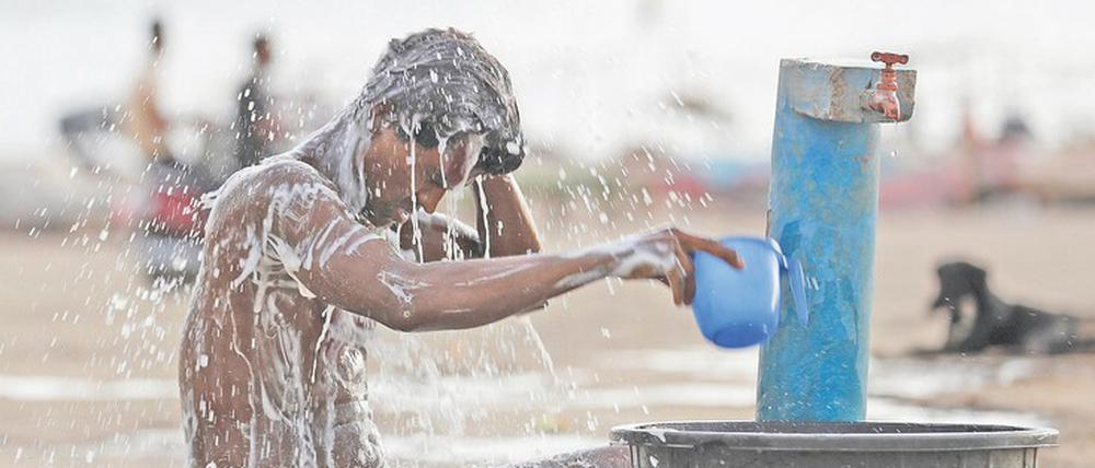 Abkühlung. In Prayagraj, Indien, herrschten vergangene Woche Temperaturen bis zu 45 Grad Celsius. Bei hoher Luftfeuchtigkeit verschafft aber selbst eine Dusche wie diese nicht mehr ausreichend Erleichterung. Denn dafür müsste es verdunsten können. 