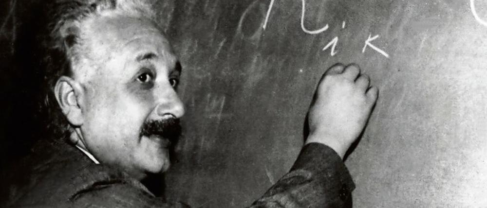 Komplexes Genie. Bereits zwischen 1910 und 1918 wurde Einstein zwanzigmal für den Nobelpreis vorgeschlagen. Den Preis erhielt er schließlich 1922 rückwirkend für das Jahr 1921, da damals die Juroren von seiner Physik überfordert waren.