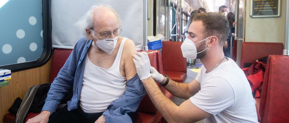Booster in der Impftram. Ein 85-jähriger Mann lässt sich in Frankfurt ein drittes Mal gegen Corona impfen.
