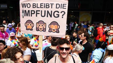 „Wo bleibt die Impfung?“ steht auf einem Protestschild, das am Christopher Street Day am 23. Juli 2022 in Berlin hochgehalten wird. 