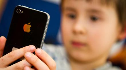 Der stete Blick aufs Handy kann vor allem bei Kindern zu Kurzsichtigkeit führen - und nicht nur im übertragenen Sinne.