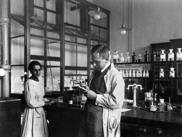 Lise Meitner, hier mit Otto Hahn im Labor ihres Kaiser-Wilhelm-Instituts für Chemie in Dahlem, war 13 Mal für den Nobelpreis nominiert, aber bekam ihn dennoch nie.
